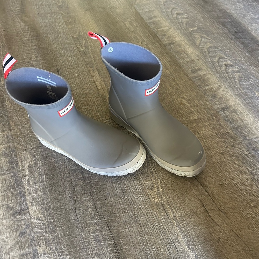 Hunter Short Rain Boots in Gray with Red Logo Trim - Picture 4 of 7